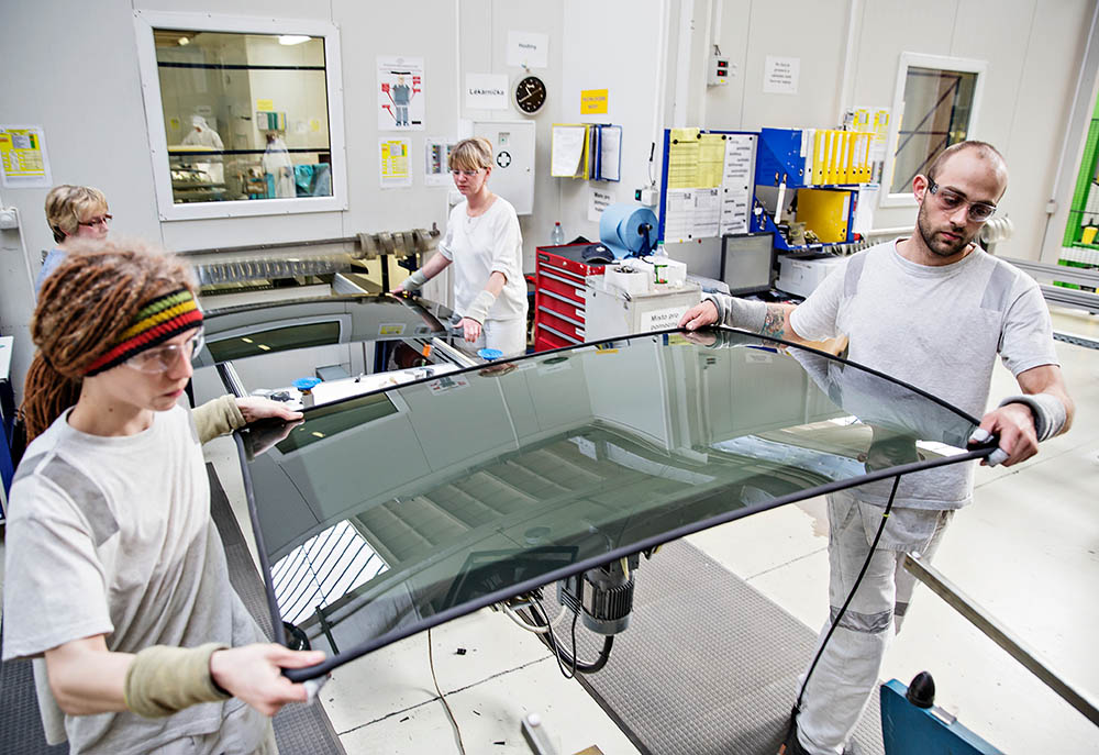 Zaměstnanci při výrobě automobilového skla